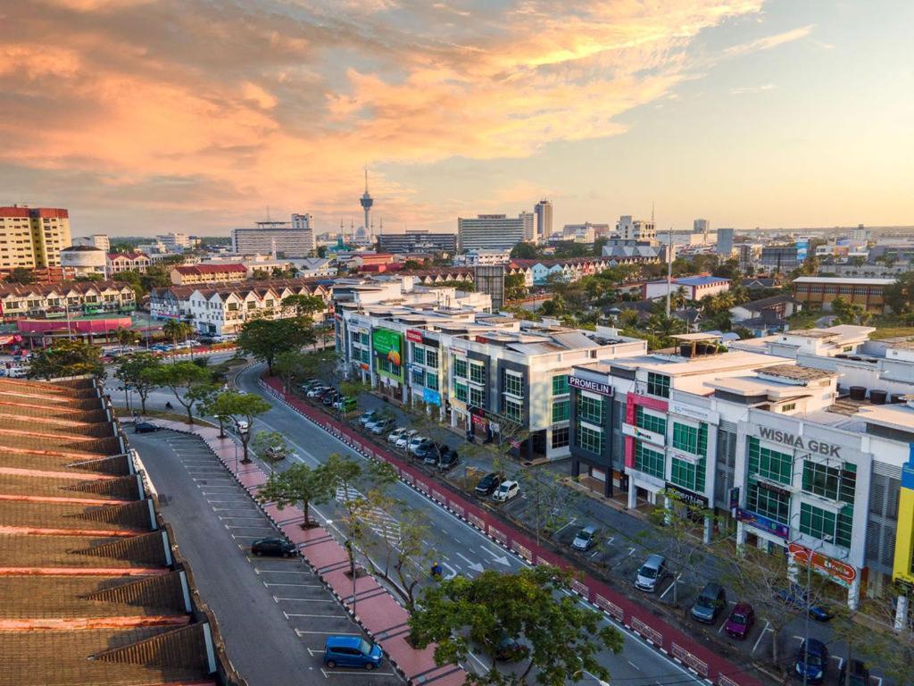 Rocana Hotel Kuantan Bagian luar foto
